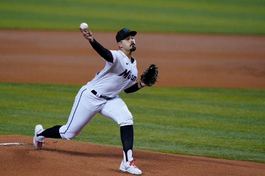 Pablo López de los Marlins de Miami lanza la bola en la primera entrada del juego ante los Rockies de Colorado el martes 8 de junio del 2021