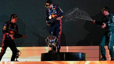 Desde la izquierda, Sergio Pérez, Max Verstappen y Fernando Alonso celebran en el podio del Gran Premio de Baréin, el domingo 5 de marzo de 2023.