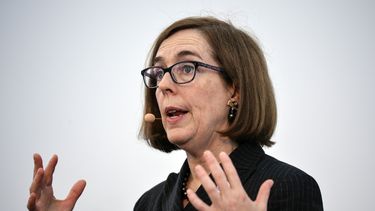 La gobernadora de Oregón,&nbsp;Kate&nbsp;Brown, emitió hoy una orden ejecutiva que prohíbe la perforación petrolera y de gas en el tramo de mar que pertenece al estado.