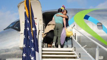 Hoy, el DHS llevó a cabo su primer vuelo chárter del proyecto Vuelta a Casa de 64 personas que voluntariamente decidieron autodeportarse a sus países de origen de Honduras y Colombia, afirma la secretaria de Seguridad Interior, Kristi Noem.