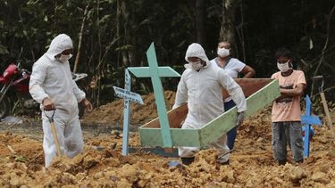 En esta imagen, tomada el 16 de abril de 2020, enterradores, vestidos con equipos de protección, preparan una tumba en el cementerio Nossa Senhora Aparecida para una mujer que se cree que murió por COVID-19, en Manaos, en el Amazonas de Brasil