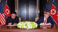 El gobernante de Corea del Norte,&nbsp;Kim&nbsp;Jong-un (i), y el presidente estadounidense Donald J.&nbsp;Trump, mientras firman un documento durante su reunión.&nbsp;