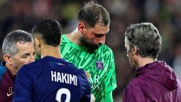 El portero del PSG, Gianluigi Donnarumma, recibe atención médica luego de sufrir una lesión en el rostro durante un juego contra el Mónaco, el 18 de diciembre de 2024.