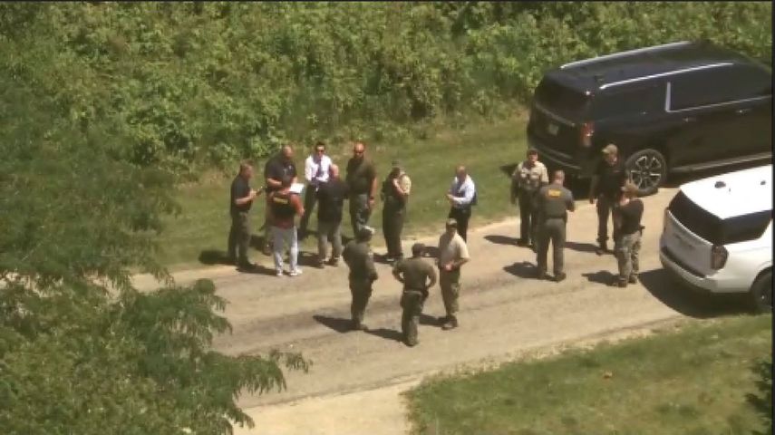 Esta imagen de video captada desde el aire por la televisora WLS-TV/ABC 7 Chicago muestra a policías reunidos después que varios agentes fueron baleados al responder a un llamado en una residencia, el miércoles 12 de junio de 2024, en Dixon, Illinois.&nbsp;
