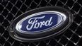 El logo de Ford en un concesionario en Hialeah, Florida.