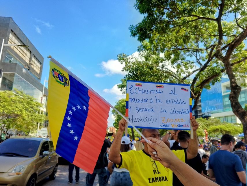 Desde las 10 de la mañana se concentraron los manifestantes opositores en Caracas que rechazan el fraude electoral perpetrado por Nicolás Maduro Desde las 10 de la mañana se concentraron los manifestantes opositores en Caracas que rechazan el fraude electoral perpetrado por Nicolás Maduro