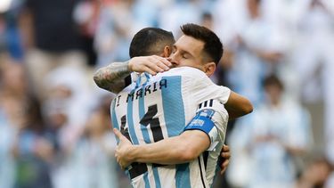 El astro argentino, Lionel Messi, celebra con su compañero Ángel Di María luego de anotar el único gol de su selección en el partido inaugural del combinado sudamericano en la Copa Mundial de Catar.