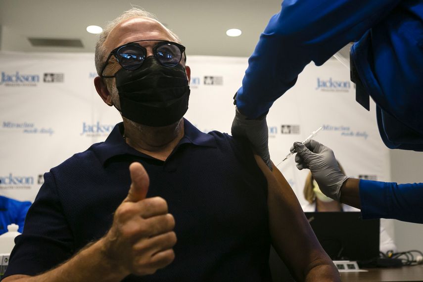 Emilio Estefan levanta el pulgar mientras recibe su primera dosis de la vacuna Pfizer-BioNtech Covid-19 en el Centro de Rehabilitación Christine E. Lynn, en Miami, Florida, el 30 de diciembre de 2020. &nbsp;