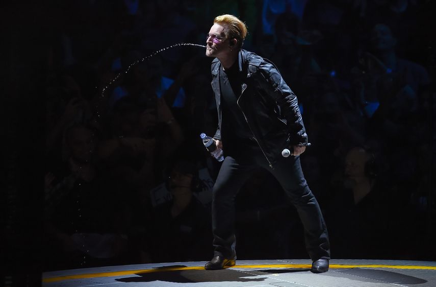 Bono, vocalista de la banda de rock irlandesa U2, durante un concierto como parte de la gira Songs Of Innocence, que llegó a Berlín en 2015.