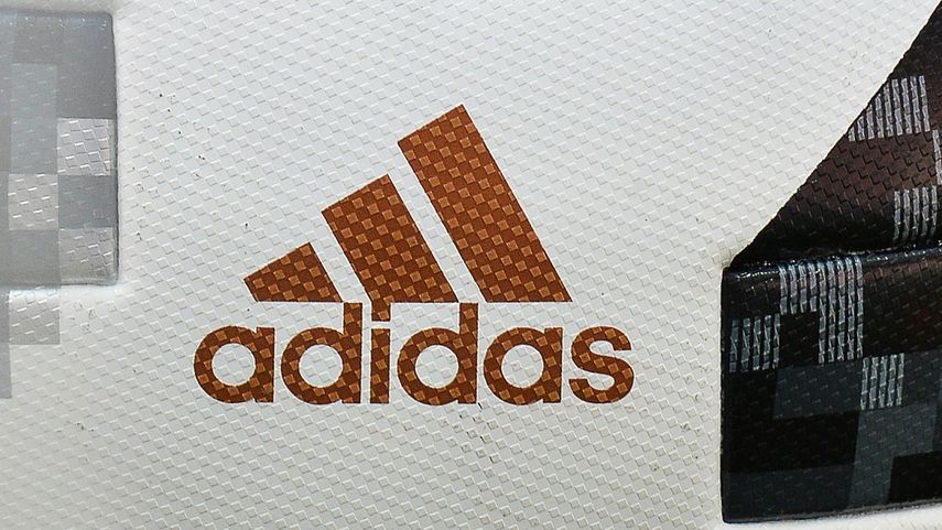 Vista del logo del gigante alemán Adidas sobre un balón de fútbol del Mundial Rusia 2018.