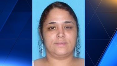 Las autoridades enfatizaron que Maribel Gonzáles King no es sospechosa de los asesinatos, pero sí podría aportar información importante.