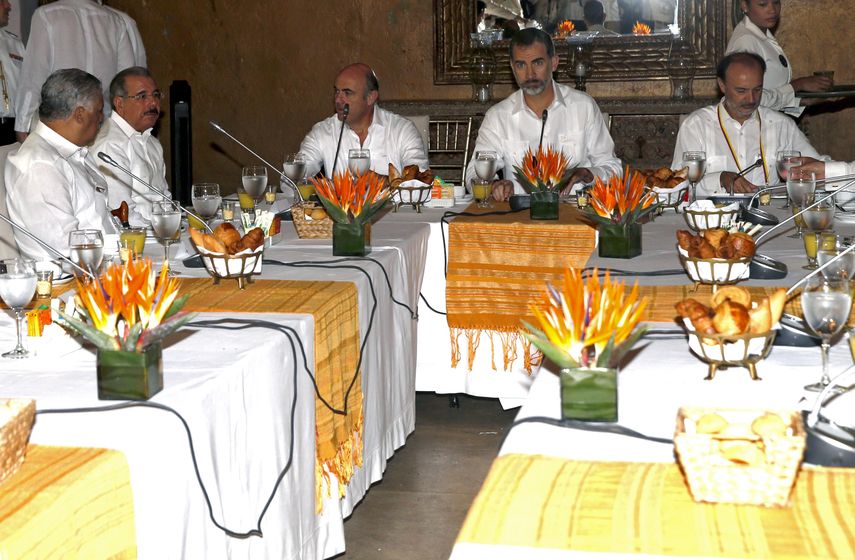 El rey Felipe VI (c) junto con el ministro de Economía en funciones Luis de Guindos (c-i) durante un desayuno de trabajo con líderes centroamericanos