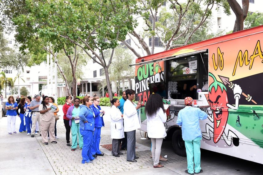 Trabajadores del Jackson Memorial Hospital, durante una actividad electoral previa a los comicios del pasados 8 de noviembre.