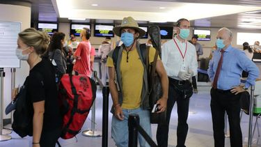 Unos 160 ciudadanos de la Unión Europea, en su mayoría franceses, esperan para abordar un avión con destino a París en el aeropuerto Augusto C. Sandino en Managua, el 3 de abril de 2020, en medio del brote de COVID-19.