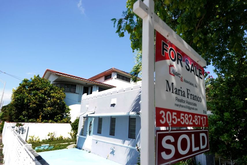 Una vivienda con un letrero de Sold (Vendida) en Miami Beach, Florida. &nbsp;