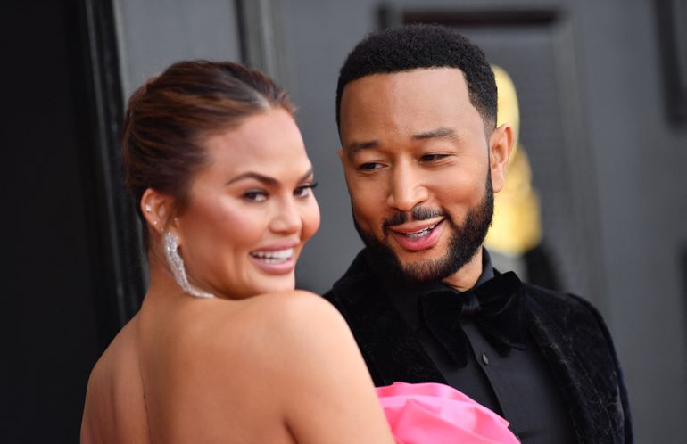 En esta foto de archivo tomada el 3 de abril de 2022, la modelo estadounidense Chrissy Teigen (izquierda) y el cantautor estadounidense John Legend llegan a la 64.a entrega anual de los premios Grammy en el MGM Grand Garden Arena en Las Vegas, Nevada. 