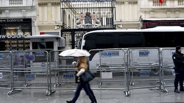 Varias vallas de la policía colocadas a las puertas del Consulado holandés en Estambul (Turquía) . &nbsp;