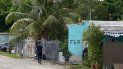 Un hombre camina en el parque de casas móviles Paradise, a pocas cuadras del centro de Miami. Un hombre camina en el parque de casas móviles Paradise, a pocas cuadras del centro de Miami.