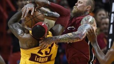Andersen, Haslem y Howard salieron a defender a LeBron. (ARCHIVO)