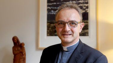 Thibault Verny, Vicario General de la Diócesis Católica de París, posa durante una sesión fotográfica el 11 de octubre de 2018 en París. 
