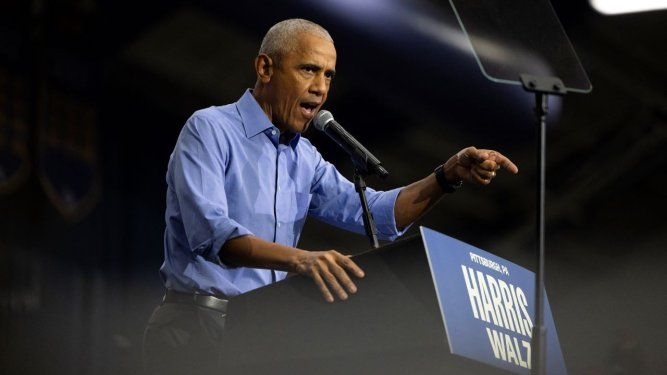 El expresidente Barack Obama, habla mientras hace campaña a favor de la vicepresidenta de Estados Unidos y candidata presidencial demócrata Kamala Harris en Pittsburgh, Pensilvania, el 10 de octubre de 2024.