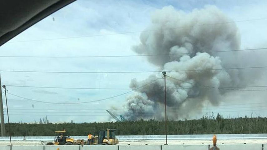 Las columnas de humo, producto del incendio, podían verse a lo lejos. (CORTESÍA NBC6)