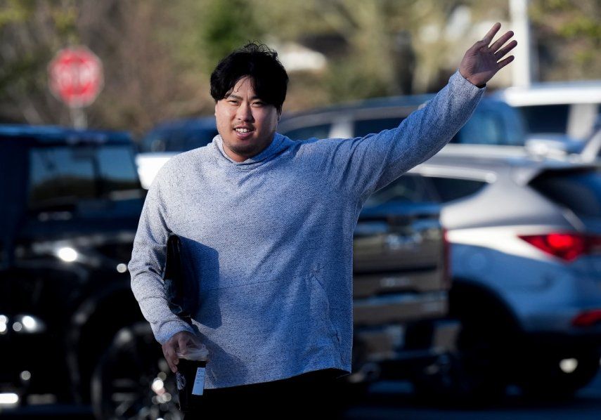 El abridor de los Azulejos de Toronto, Hyun-Jin Ryu, llega a las instalaciones de su equipo para los entrenamientos de primavera en Dunedin, Florida, el lunes 13 de febrero del 2023.&nbsp;