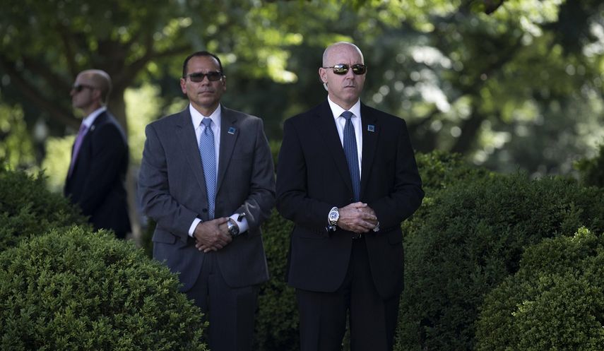Agentes del&nbsp;Servicio&nbsp;Secreto&nbsp;estadounidense vigilan mientras el presidente Donald Trump hace una declaración en la Casa Blanca, Washington.