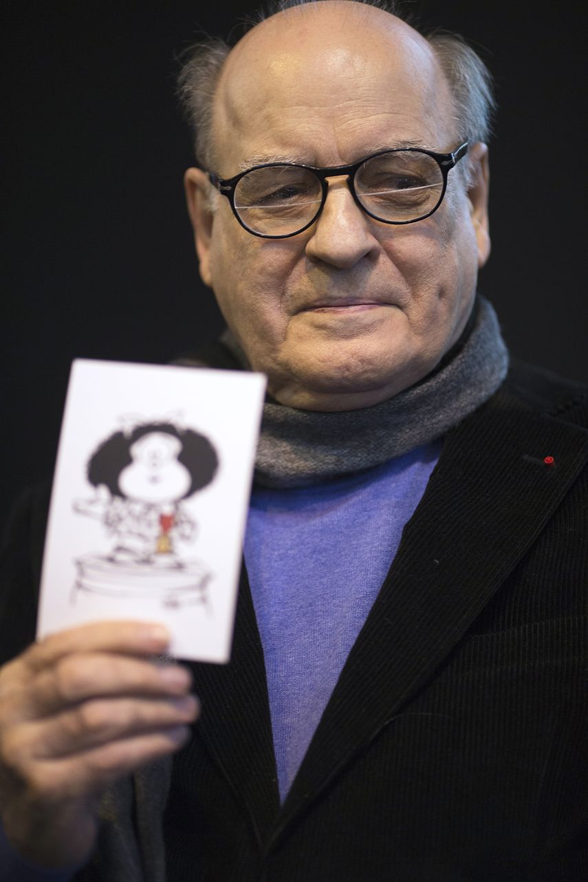 En esta foto de archivo tomada el 22 de marzo de 2014, el dibujante argentino Quino, creador de la tira c&oacute;mica Mafalda, posa sosteniendo una foto de su famoso personaje en la 34&ordf; feria del libro Salon du Livre de Paris en Par&iacute;s, de la cual Argentina es el invitado de honor. Quino falleci&oacute; el 30 de septiembre de 2020 a los 88 a&ntilde;os, confirm&oacute; su editor.