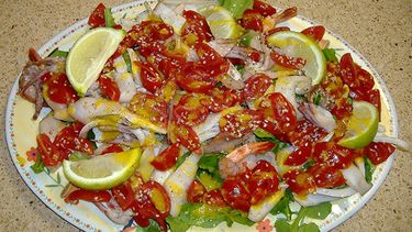 La combinación de pescado, vegetales y legumbres resulta ideal, según la revista científica British Journal of Cancer. (Archivo)