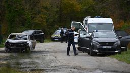 Un gendarme francés inspecciona el lugar donde se encontró un coche quemado en Saint-Pierre-dOléron el 5 de noviembre de 2025, tras un ataque en el que un automóvil arrolló a peatones y ciclistas en la isla atlántica francesa de Oléron, que podrìa tratarse de un atentado terrorista.