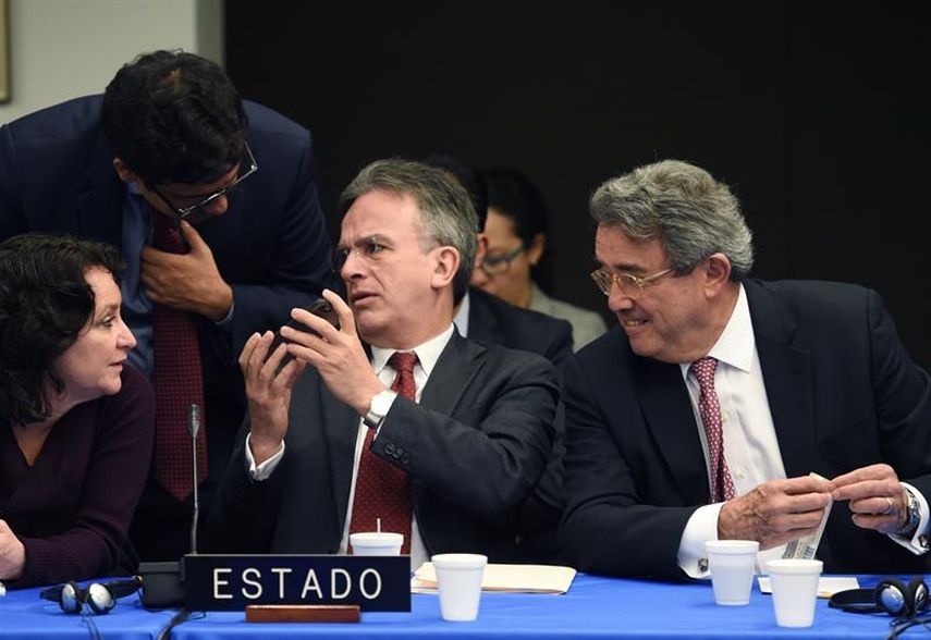 Los representantes del estado mexicano, el subsecretario de Asuntos Multilaterales y Derechos Humanos de México, Miguel Ruiz Cabañas (c), y el embajador ante la Organización de Estados Americanos, Emilio Rabasa (d), durante su reciente comparecencia an