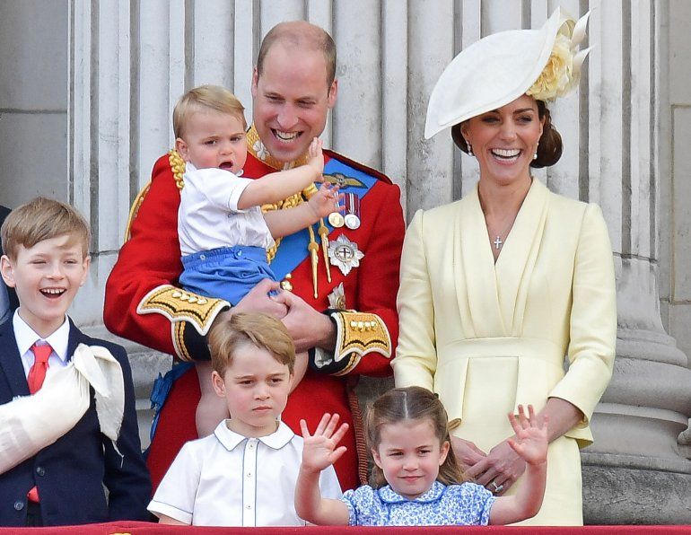 En esta foto de archivo tomada el 8 de junio de 2019 (LR) Albert Windsor, el príncipe Guillermo de Gran Bretaña, duque de Cambridge, sosteniendo al príncipe Luis, el príncipe Jorge, la princesa Charlotte y la duquesa de Cambridge de Gran Bretaña Catherine, junto a otros miembros de la familia real en el balcón. del Palacio de Buckingham para ver un vuelo de aviones de la Royal Air Force, en Londres.
