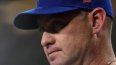 El mánager Carlos Mendoza, de los Mets de Nueva York, observa desde el dugout la quinta entrada de un partido de la MLB contra los Diamondbacks de Arizona en el Chase Field, el 5 de mayo de 2025 en Phoenix, Arizona.