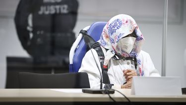 La acusada Irmgard F. , de 96 años, aparece sentada en una silla de ambulancia detrás de una ventana de plexiglás en el tribunal de Itzehoe, Alemania, martes 19 de octubre de 2021. Está acusada de complicidad en más de 11.000 homicidios como parte del aparato que mantuvo en funcionamiento el campo de concentración nazi de Stutthof hace más de 75 años.&nbsp;