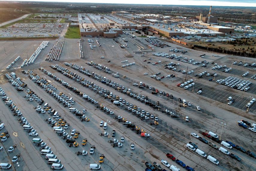 Numerosas camionetas producidas en una planta armadora permanecen en un estacionamiento del lugar en Wentzville, Missouri.