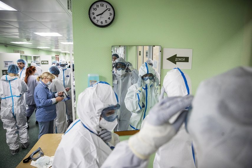 Personal de salud viste ropa protectora antes de atender a enfermos en el Hospital Clínico Filatov de Moscú, Rusia, viernes 15 de mayo de 2020. Médicos dijeron que una mujer enfermó de COVID-19 por segunda vez. 