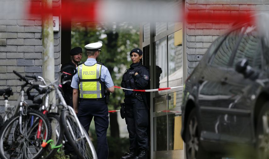 La polic&iacute;a&nbsp;en un edificio donde cinco ni&ntilde;os fueron encontrados muertos en un apartamento el 3 de septiembre de 2020 en la ciudad de Solingen, en el oeste de Alemania.&nbsp;