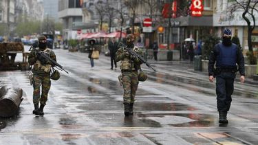 Policías patrullan una de las calles de Bruselas, tras los atentados en la capital belga a fines de 2015.