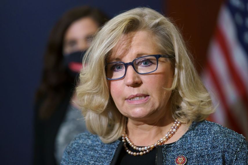 La representante republicana Liz Cheney, presidenta de la Conferencia Republicana en la cámara baja, habla con la prensa tras una reunión sobre estrategia de su partido en el Capitolio en Washington, 20 de abril de 2021.