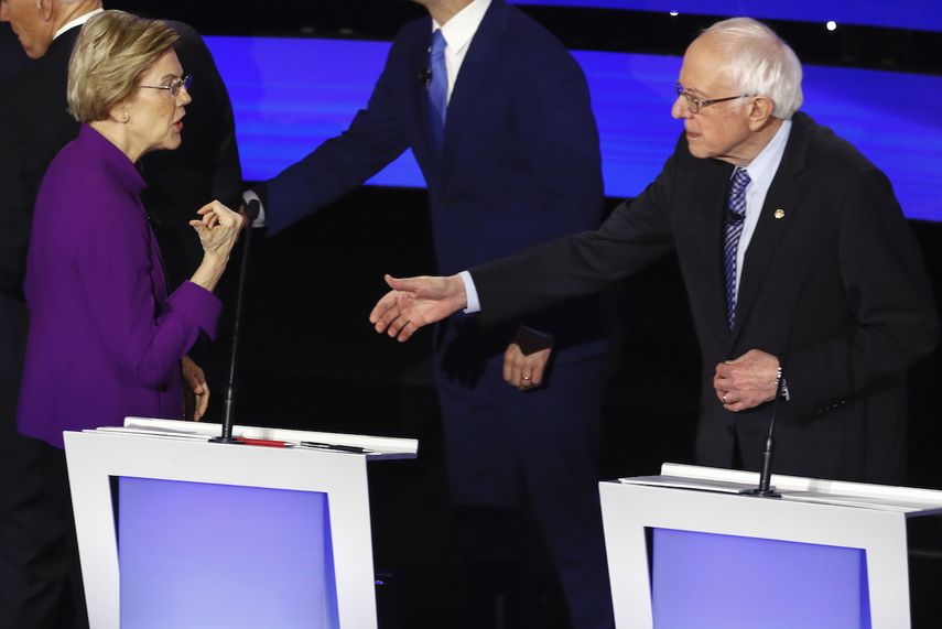 Los aspirantes a la candidatura dem&oacute;crata a la presidencia de Estados Unidos Elizabeth Warren, senadora dem&oacute;crata por Massachusetts, a la izquierda, y Bernie Sanders, senador independiente de Vermont, el martes 14 de enero de 2020, tras un debate organizado por la CNN y el Des Moines Register en Des Moines, Iowa.&nbsp;