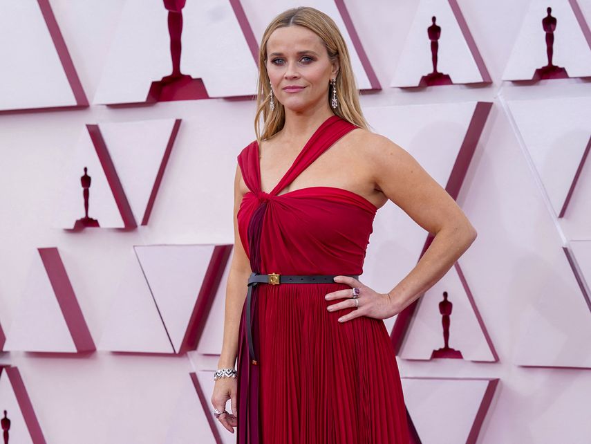 La actriz y productora de cine estadounidense Reese Witherspoon opta por un traje en color rojo para la 93 entrega de los premios de la Academia.&nbsp;