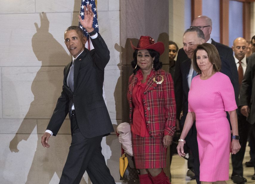 El presidente de los Estados Unidos, Barack&nbsp;Obama&nbsp;(c), camina junto a la congresista por Florida, Frederica Wilson, el senador demócrata por Nueva York, Charles Schumer &nbsp;, y la presidenta de la Cámara Baja, la demócrata Nancy Pelosi , durante una reunión de los congresistas demócratas en el Capitolio en Washington, Estados Unidos.&nbsp;