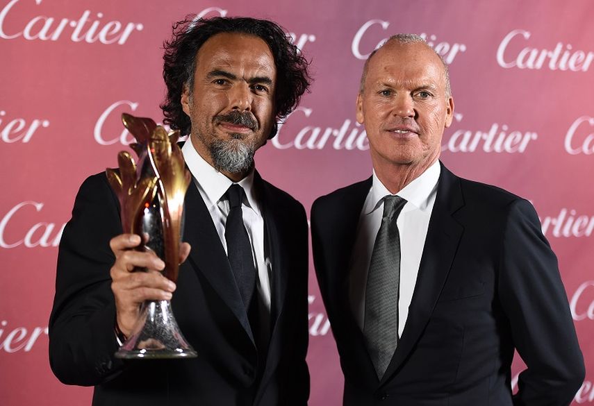 Alejandro González Iñárritu posa junto al actor Michael Keaton tras recibir el premio al mejor director del año. (AP). 