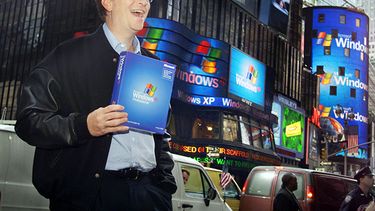 El fundador de Microsoft Bill Gates en el distrito neoyorquino de Times Square, haciéndole promoción al sistema Windows XP. (AP)