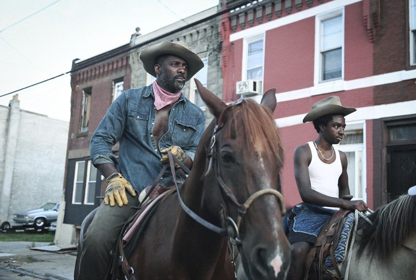 Esta imagen proporcionada por Netflix Idris Elba, izquierda, y Caleb McLaughlin en una escena de la película Concrete Cowboy que se estrena el 2 de abril en Netflix.&nbsp;