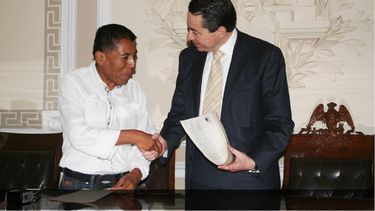 A la izquierda el edil de Tepexco, Antolín Vital Martínez, quien fue encontrado sin vida en su carro.