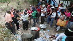 Personas reparten comida en las inmediaciones del puente Francisco de Paula Santander en la frontera entre Venezuela y Cúcuta (Colombia).&nbsp;&nbsp;