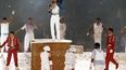 En esta foto de archivo del 12 de agosto de 1984, el cantante estadounidense Lionel Ritchie se presenta durante la ceremonia de clausura de los Juegos Olímpicos de Verano en Los Angeles&nbsp;