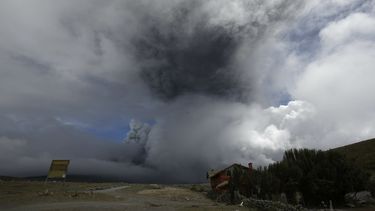 Ecuador declara alerta amarilla por actividad de volcán